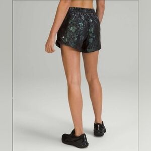 Lululemon Hotty Hot Low-Rise Lined Short 4" | Size 8 | Logo Flourish Black Iride